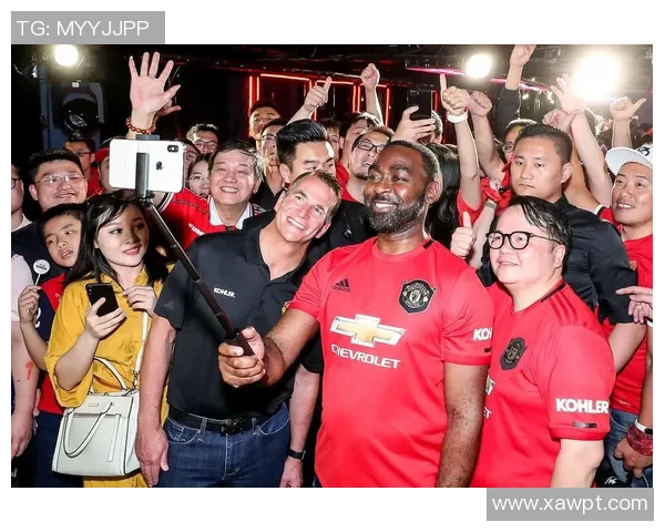 足球球星交换袜子瞬间引发热议 亲密互动展现场下友谊与尊重