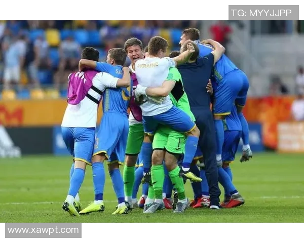 足球球星怀抱宠物狗温馨合影展现柔情一面引发粉丝热议