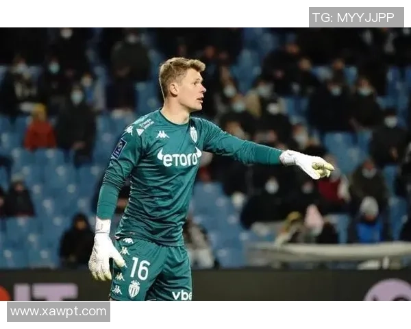 退役足球球星莎重返公众视野再度引发球迷热议与怀旧情感